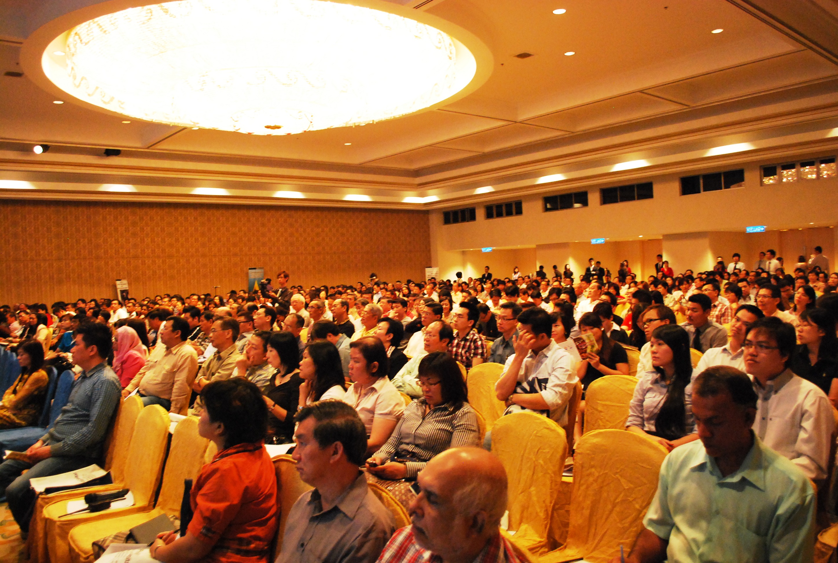 The huge crowd were listening to the talk